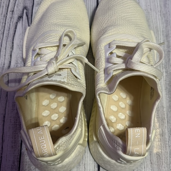 Adidas Ivory and Gold Metallic NMD R1 Size 10 Sneakers - Picture 6 of 9